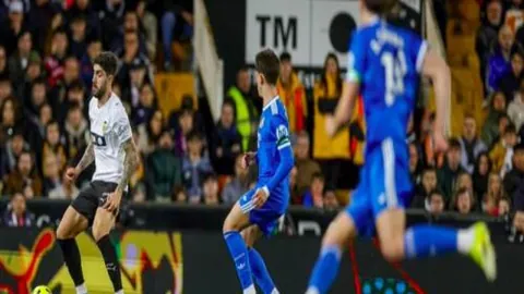 大黄蜂欧冠次回合2-2战平塞维利亚，哈兰德双响锁定八强席位